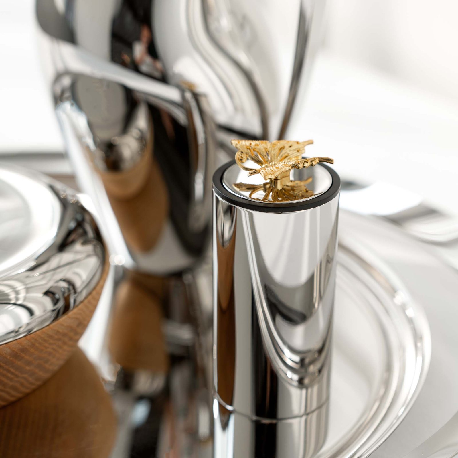 Creative stainless steel lucky butterfly-shaped toothpick holder, toothpick box, light luxury press-type automatic pop-up toothpick storage jar, home decoration item - Image 11