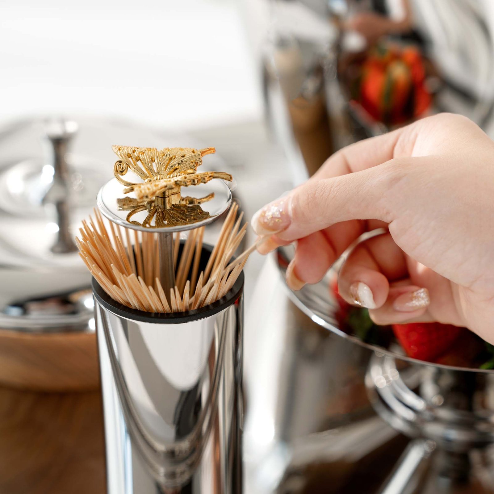 Creative stainless steel lucky butterfly-shaped toothpick holder, toothpick box, light luxury press-type automatic pop-up toothpick storage jar, home decoration item - Image 10