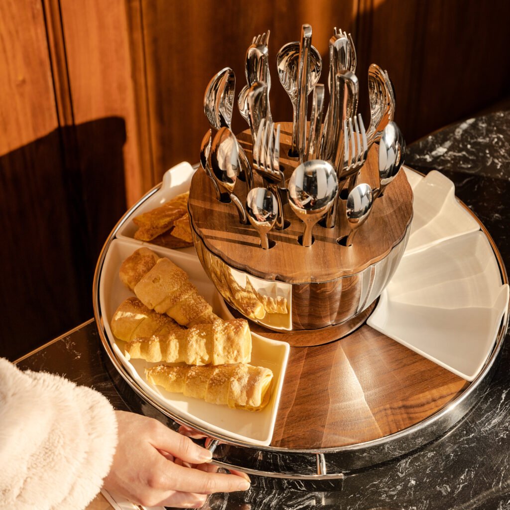 46 4 1 Steel Striped Egg for Luxury Dining - Premium Mirror Polished Stainless Steel Cutlery Caddy by Apexerahomelife.