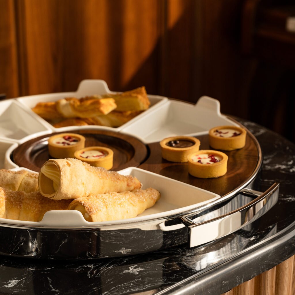 46 8 1 Steel Striped Egg for Luxury Dining - Premium Mirror Polished Stainless Steel Cutlery Caddy by Apexerahomelife.