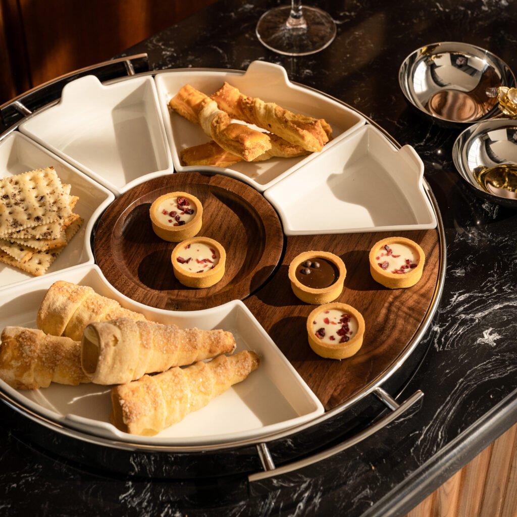 46 9 1 Steel Striped Egg for Luxury Dining - Premium Mirror Polished Stainless Steel Cutlery Caddy by Apexerahomelife.