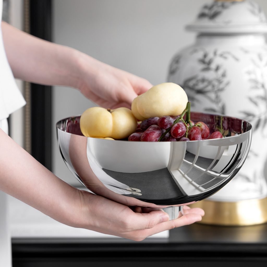 Steel Circular Platter (SS-61) featuring an extremely shallow, mirror-polished circular body for minimalist decor, showcased as a Luxury Mirror Polished Fruit Base.