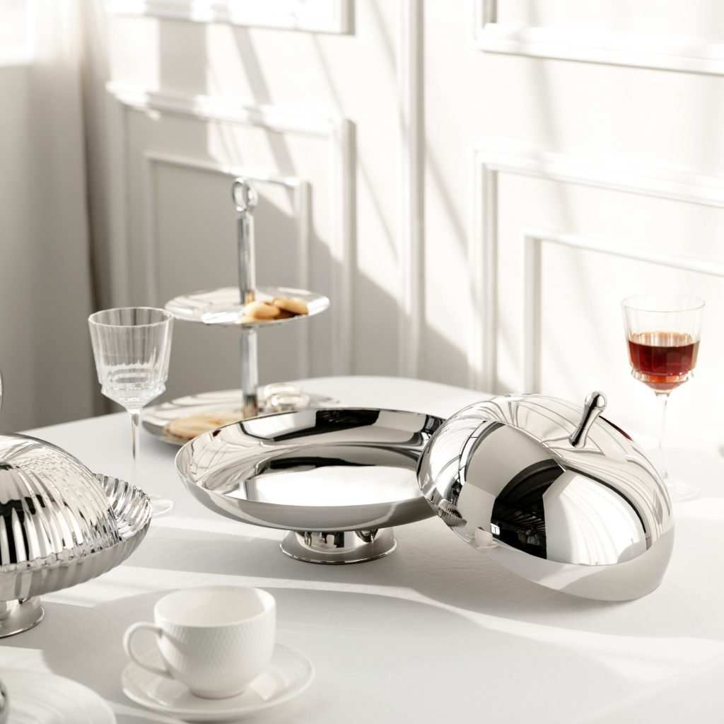 Steel Zeus Platter (SS-70) featuring a flawless mirror-polished dome cloche on a matching circular plate, showcased as a Luxury Mirror Polished Cloche Set.