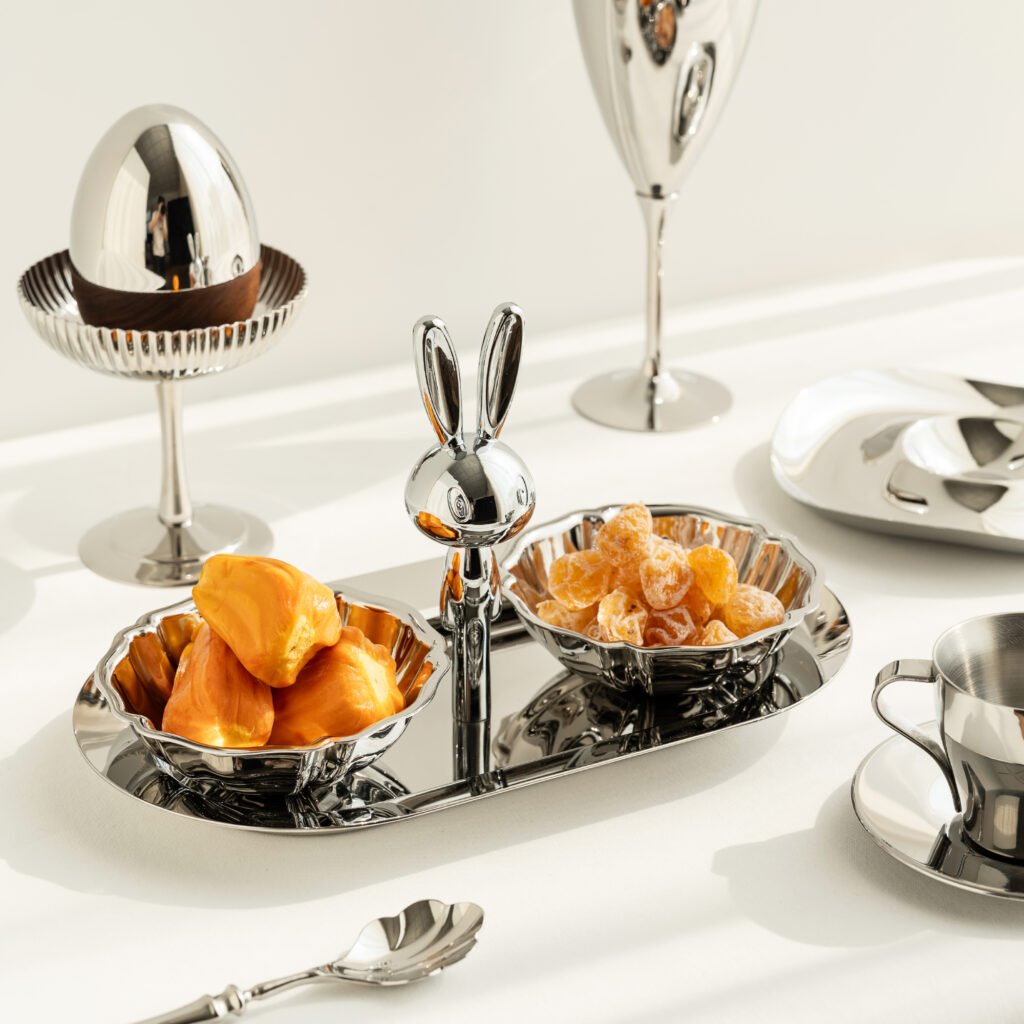 Close-up of the Artistic Animalistic Snack Server, highlighting the seamless ear-to-body joint and the brilliant, deep-set reflective finish.