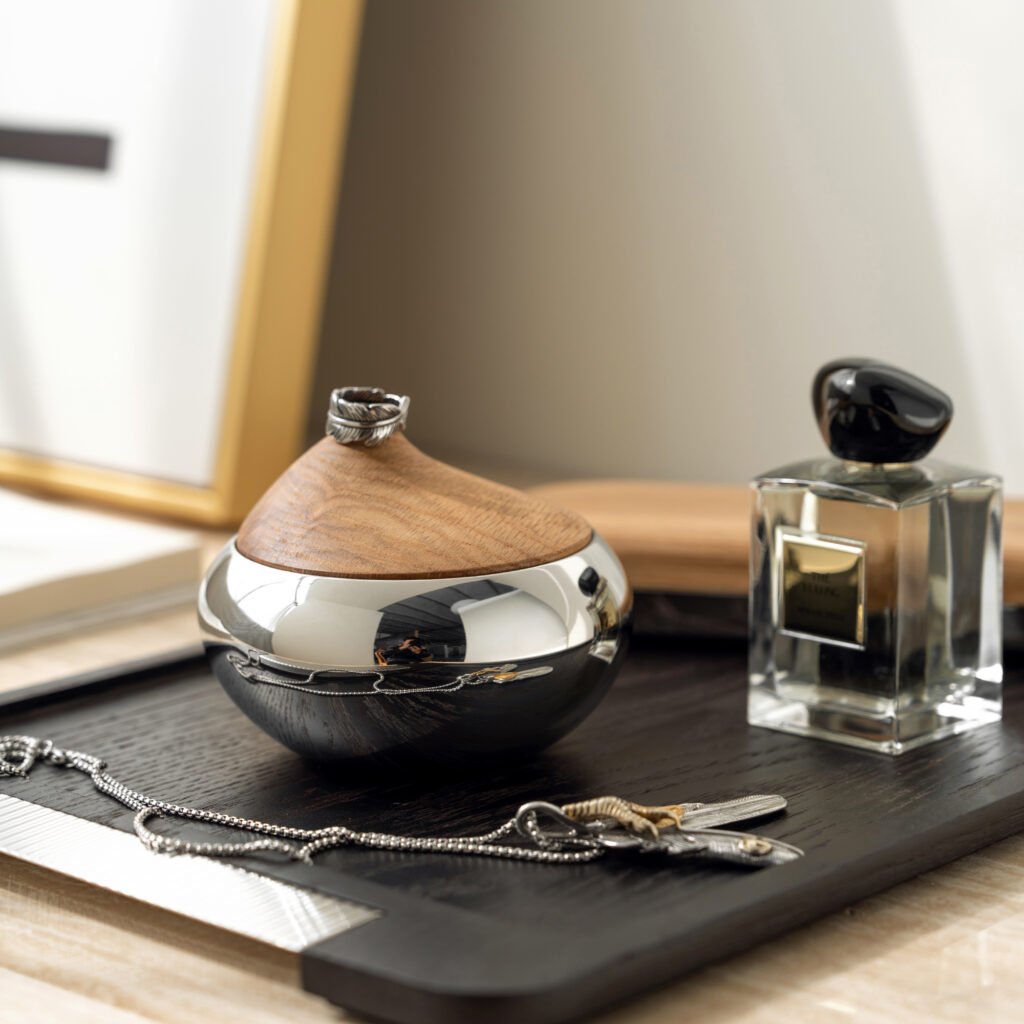 Close-up of the Modernist Minimalist Metalware, highlighting the seamless joint of the lid and the flawless, panoramic reflection across the steel surface.