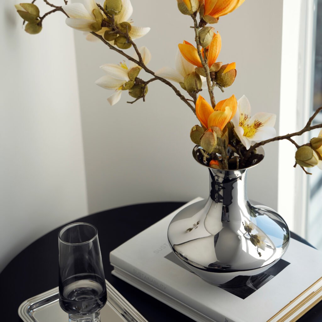 Close-up of the Modernist Arch-Form Metalware, highlighting the seamless curvature of the horseshoe bend and the high-clarity reflective steel surface.