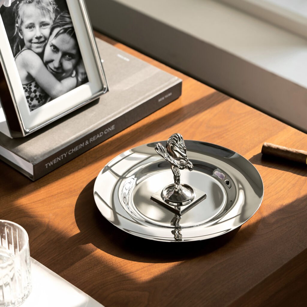 Close-up of the Modernist Heavy-Gauge Metalware, highlighting the architectural thickness and the flawless, jewel-grade panoramic reflection.