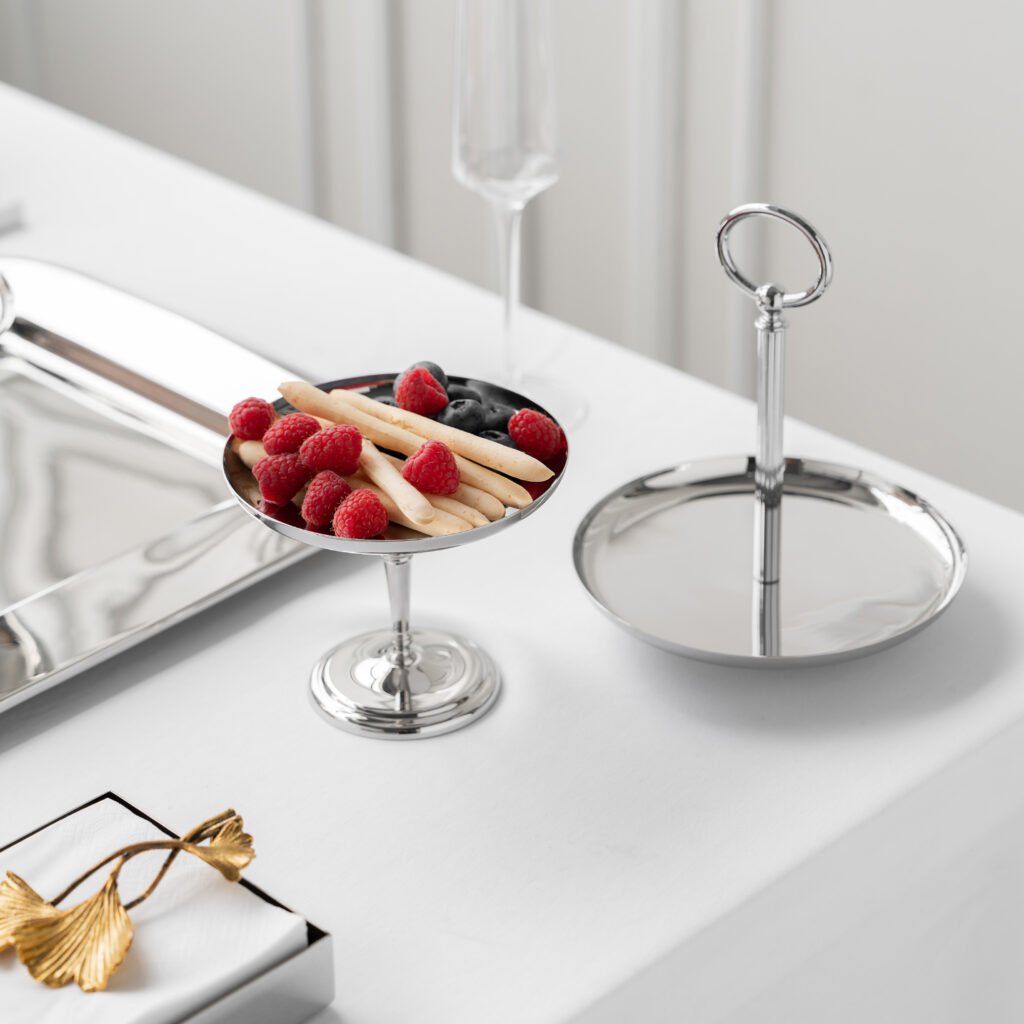 Close-up of the Modernist Dessert Tableware, highlighting the thick-gauge steel edge and the flawless, deep-set reflective finish.