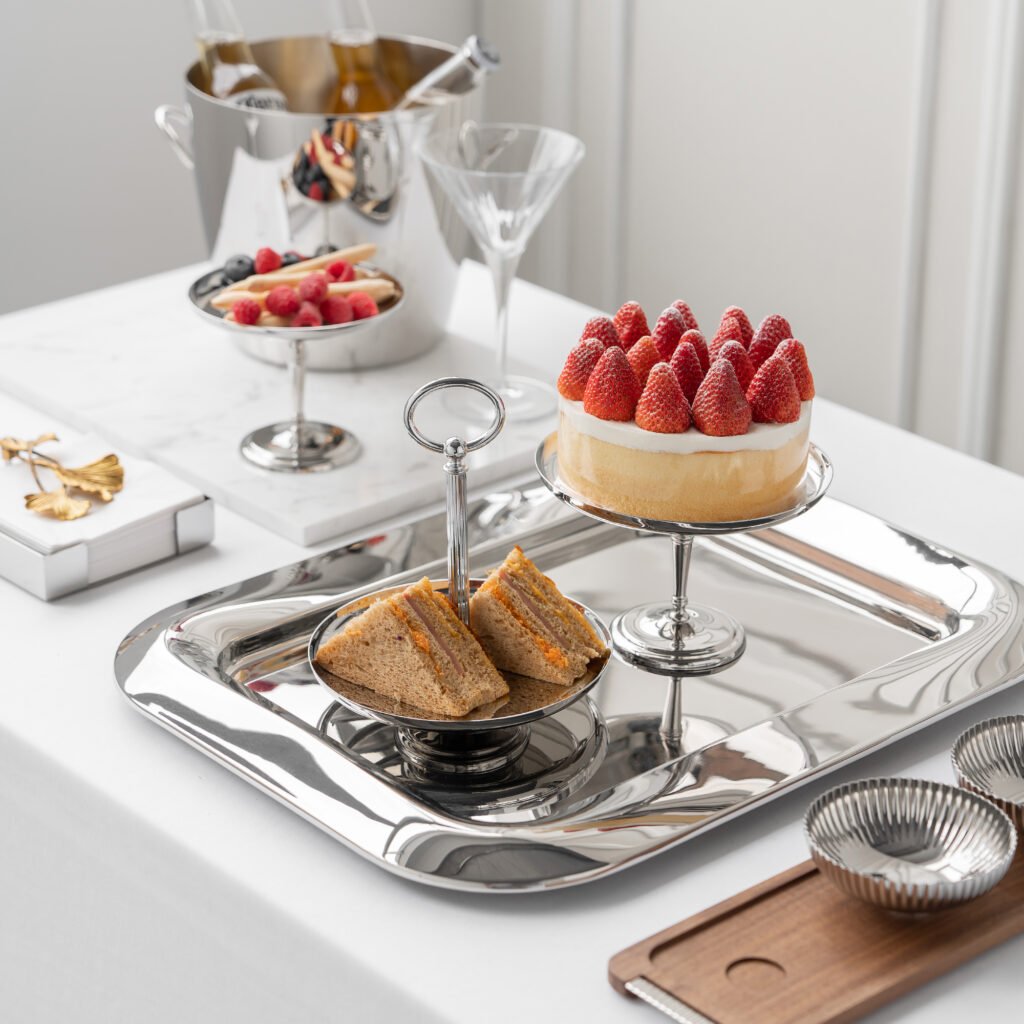 Close-up of the Modernist Gourmet Tableware, highlighting the thick-gauge steel edge and the flawless, deep-set reflective surface.